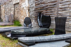 fleurs dans un vase dans un cimetiere