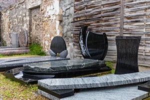 Monuments funéraires et pierres tombales modernes en granit noir et gris.